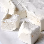 plaat zelfgemaakte marshmallow met blokjes eruit gesneden.