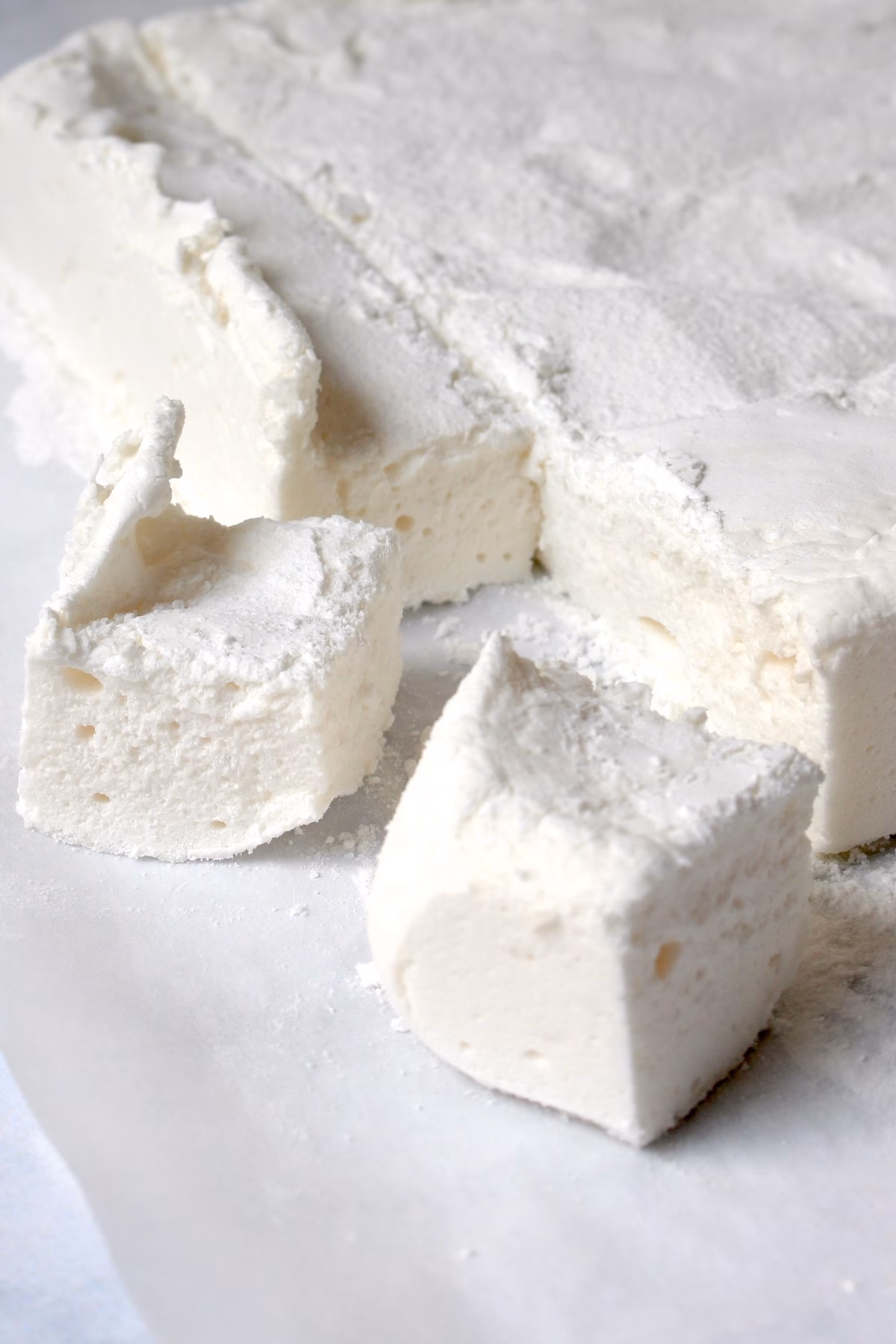 plaat zelfgemaakte marshmallow met blokjes eruit gesneden.