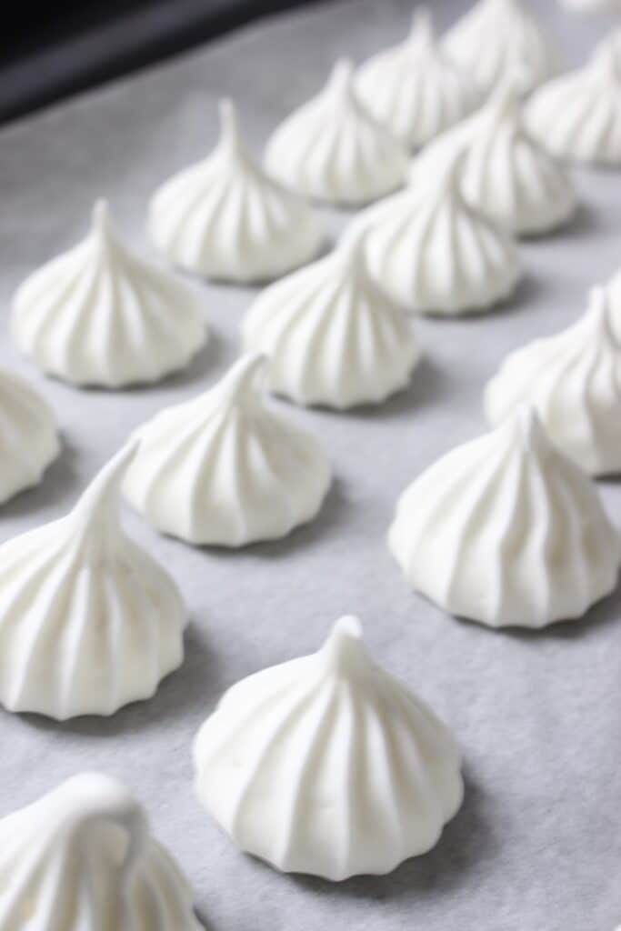 meringue maken (schuimpjes) schuimpjes met een kartelrandje op bakpapier