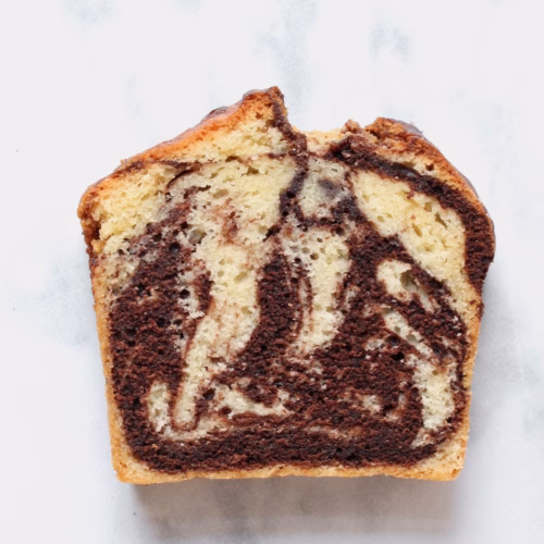 plakje marmercake met chocolade
