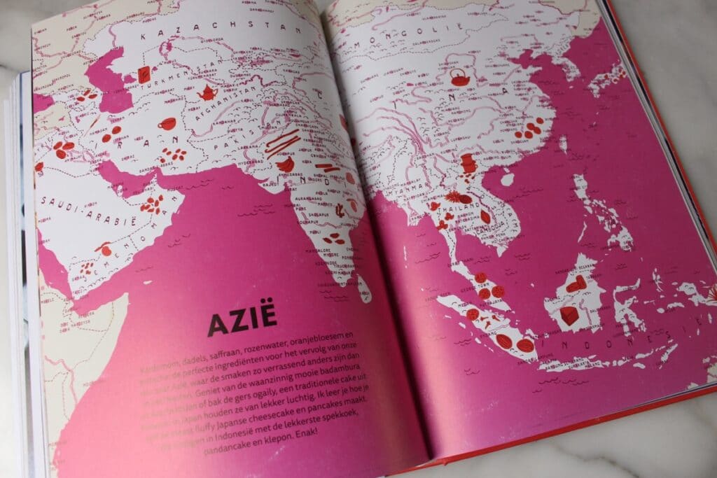 foto van binnenkant bak atlas waarop het overzicht van azie staat met een roze achtergrond