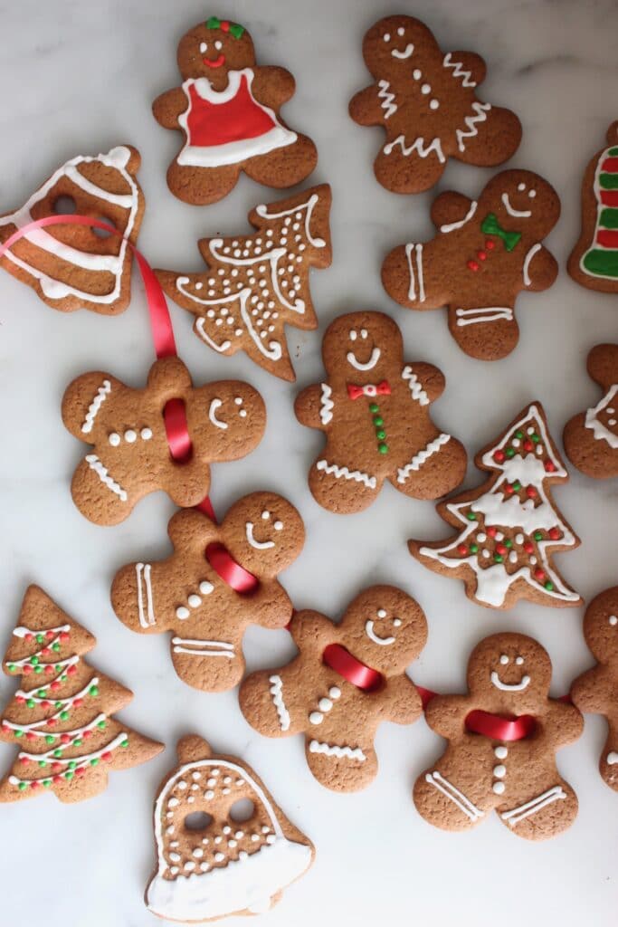 gingerbread man koekjes en andere kerstkoekjes op een marmeren ondergrond