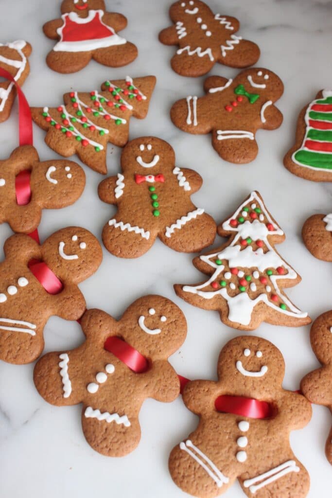 diverse gingerbread man koekjes gedecoreerd en kerstbomen