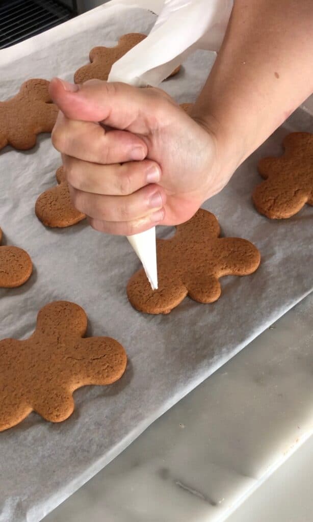 gingerbread man koekjes decoreren met royal icing