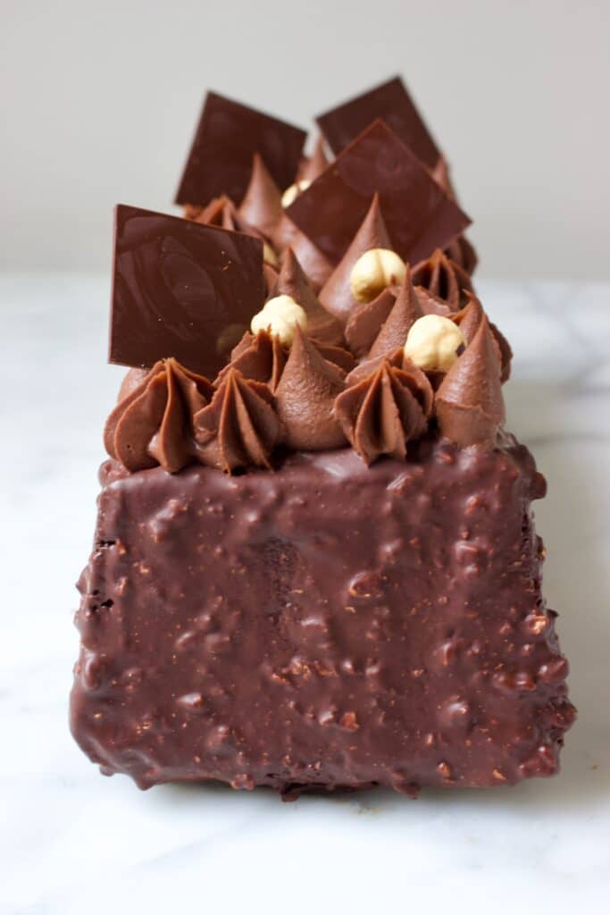 zij aanzicht van een chocolade cake met een Ferrero Rocher chocolade glazuur en chocolade creme bovenop