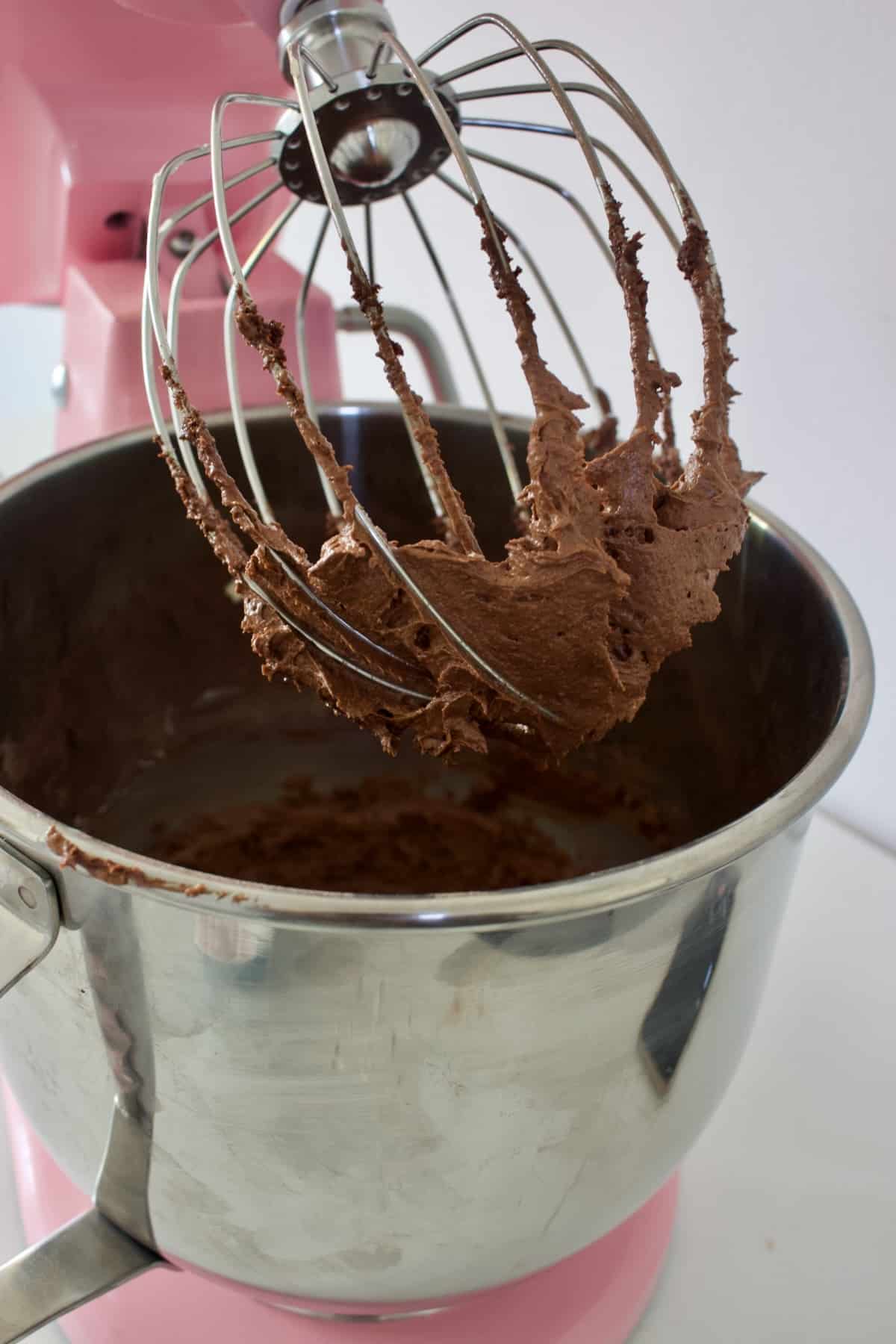 mixer met beslag voor een chocolade cake