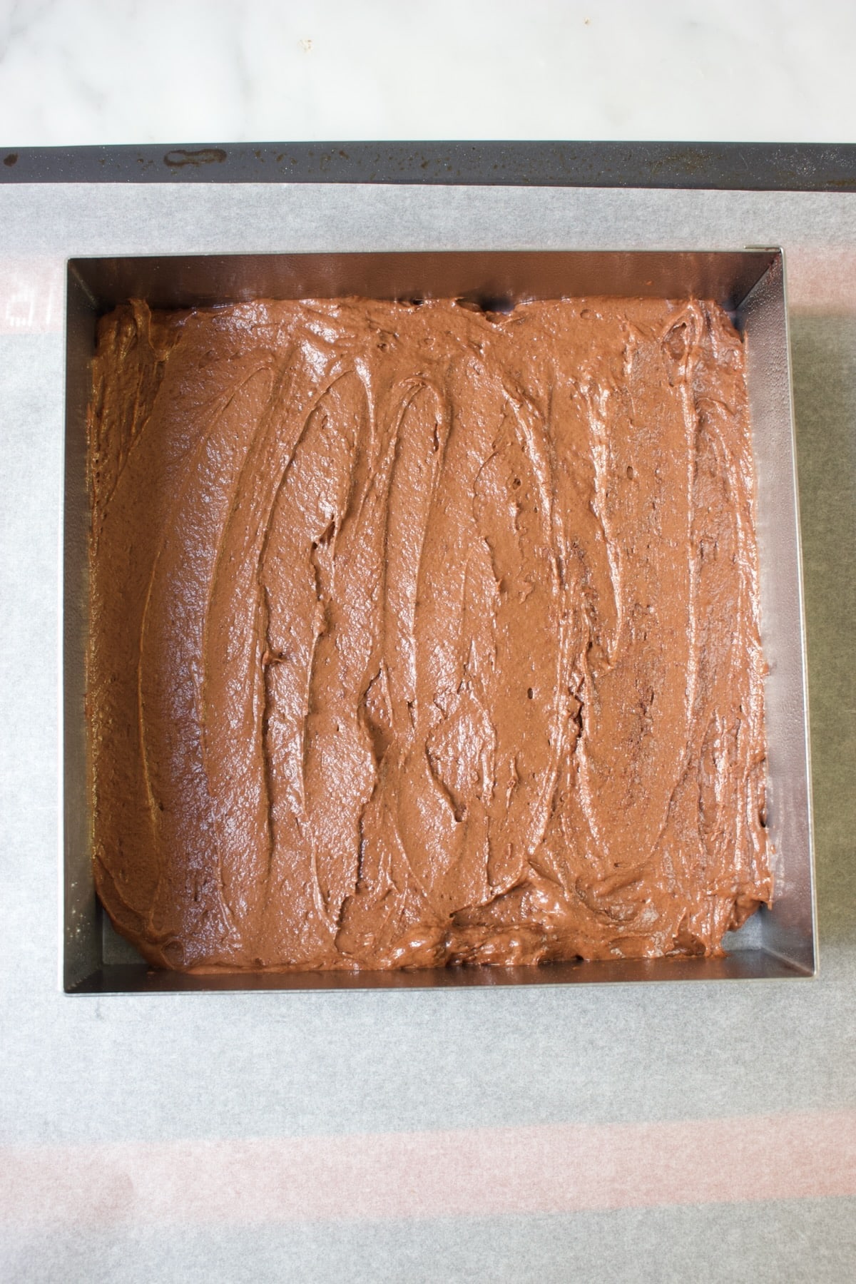 beslag voor een vierkante chocoladecake in een bakvorm