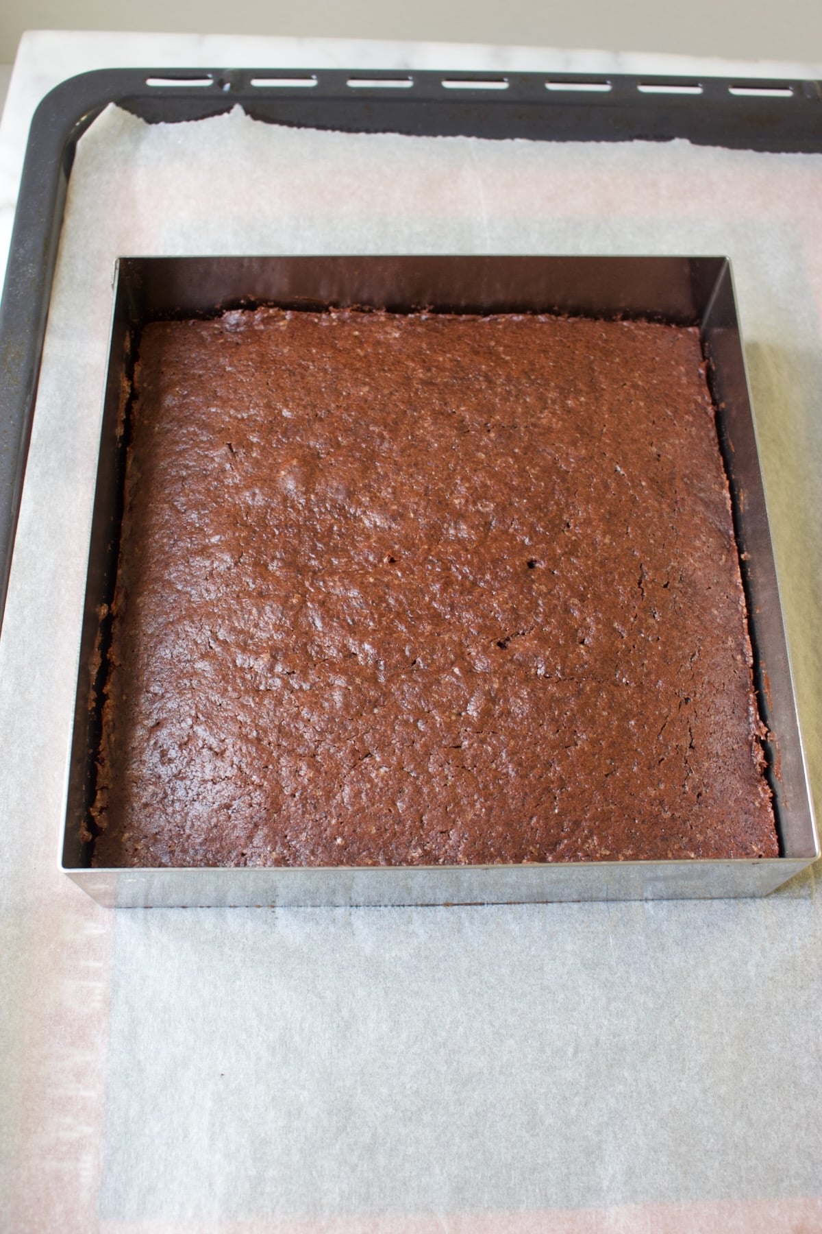 gebakken vierkante chocoladecake op een bakplaat