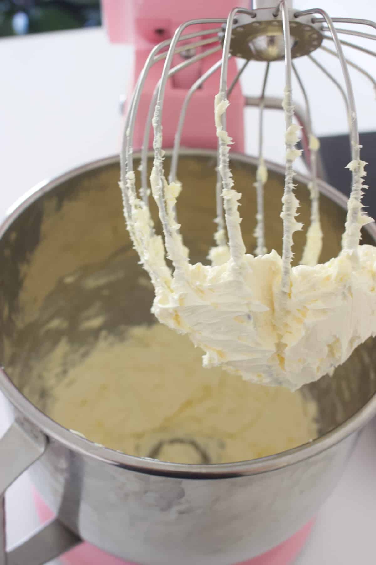 garde van een mixer met de opgeklopte botercreme voor slagroomtruffels