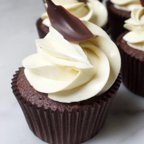 chocolade cupcakes met een witte toef en een chocolade blaadje