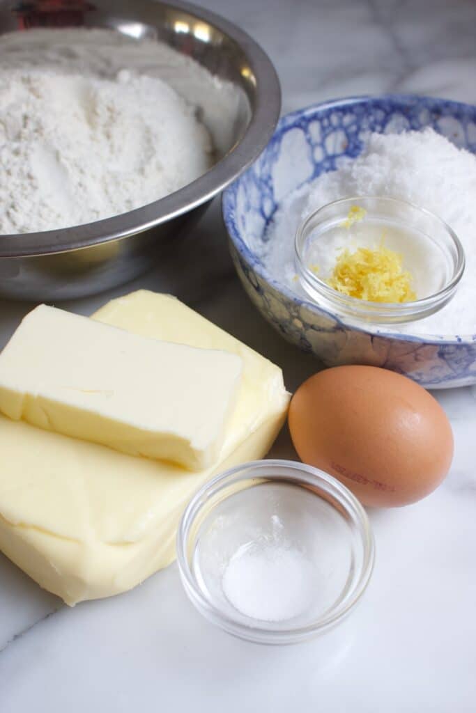 ingredienten voor boterkoek: bloem, boter, ei, suiker, zout en citroen rasp