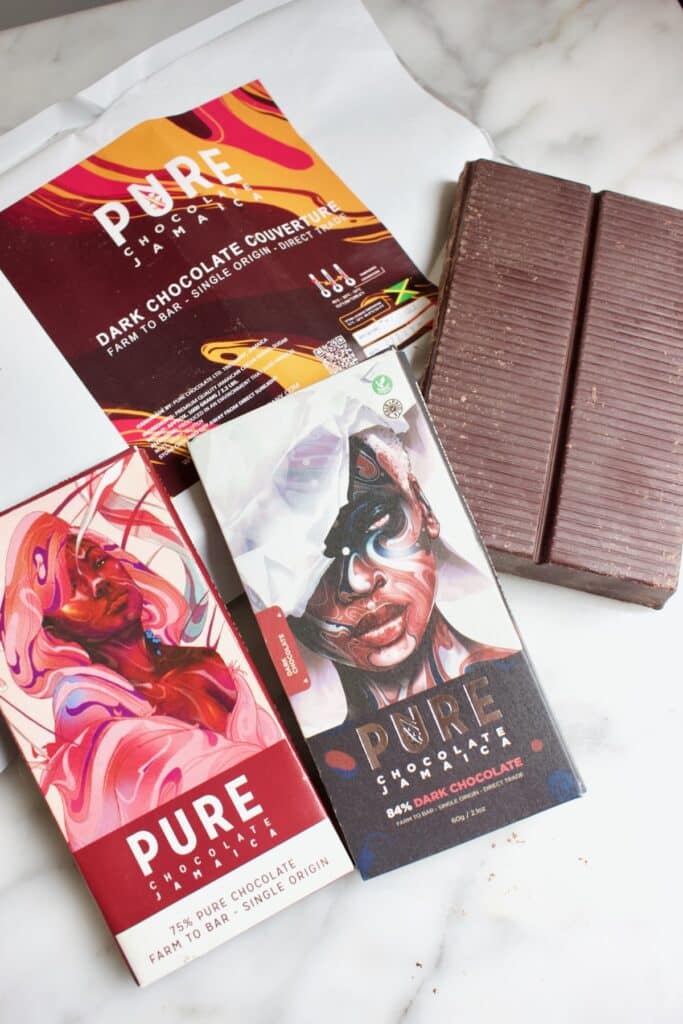 twee chocolade repen van Pure Jamaica en een blok couverture chocolade van Pure