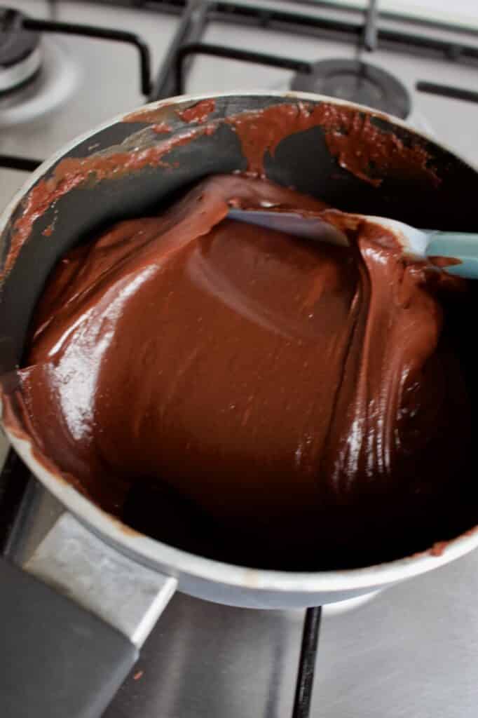 chocolade fudge in een pannetje