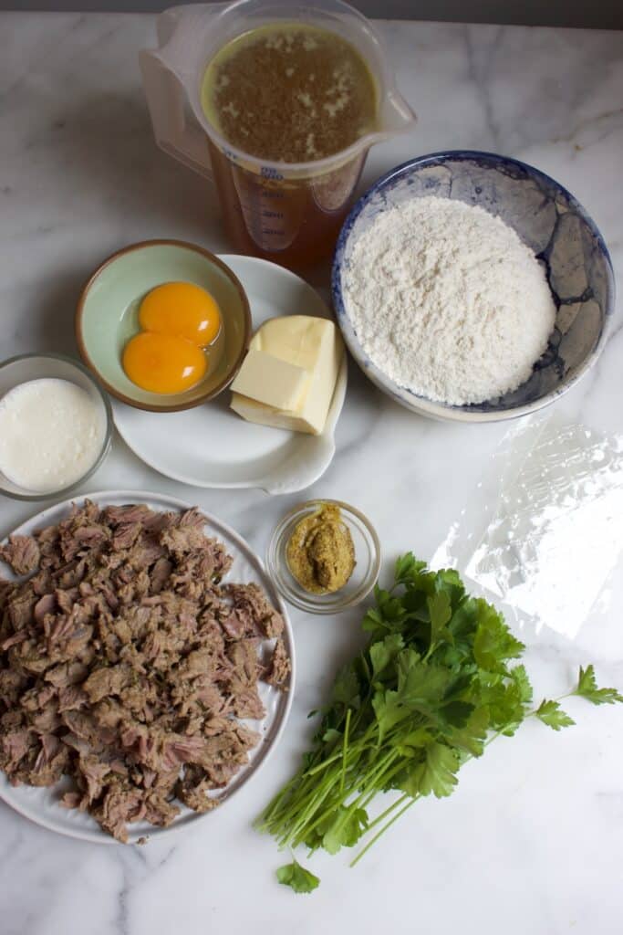 ingredienten voor rundvlees kroketten: runderbouillon, bloem, boter, eidooier, room, mosterd, gelatine, vlees en peterselie