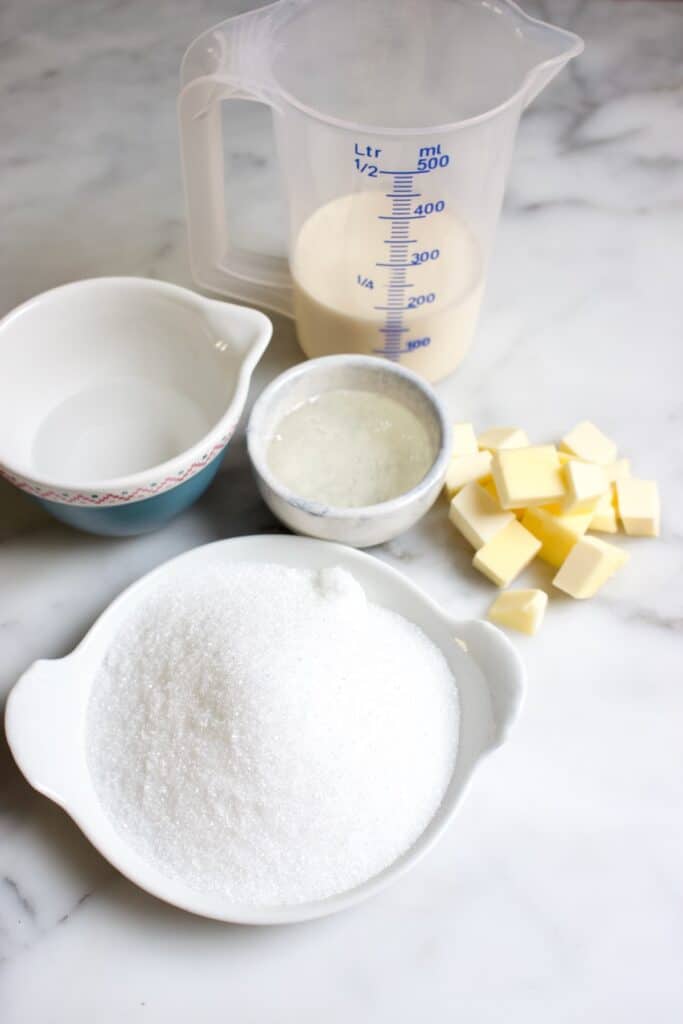 ingredienten voor een smeerbare karamel: suiker, room, glucose, water en blokjes boter