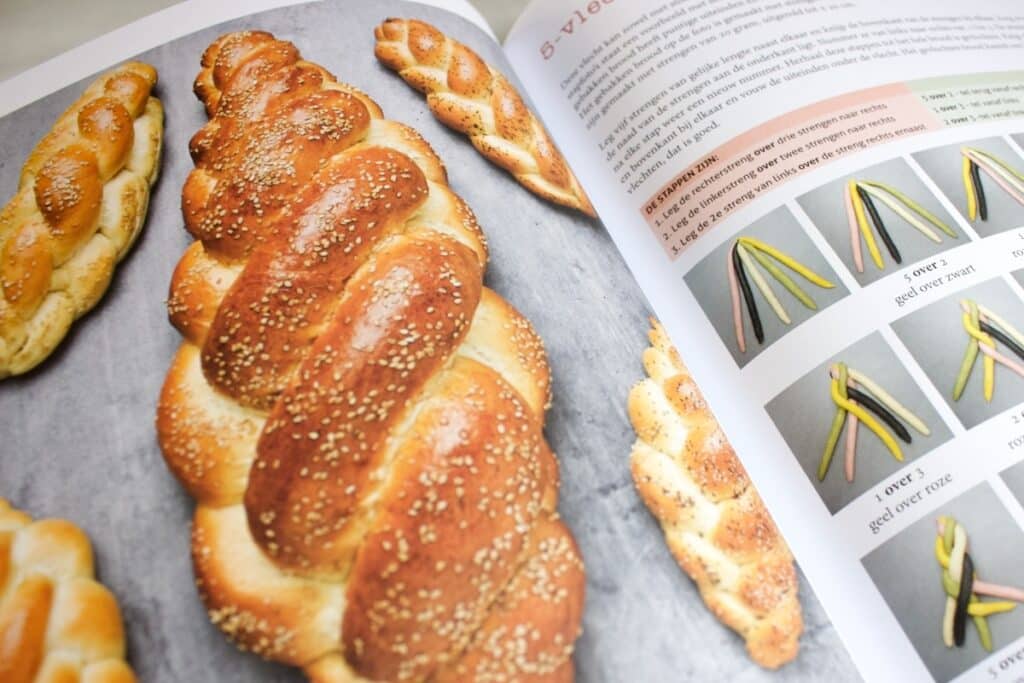 deelfoto van het boek vlechtbrood uit eigen oven met een 5-vlechtbrood en overzicht van het stappenplan
