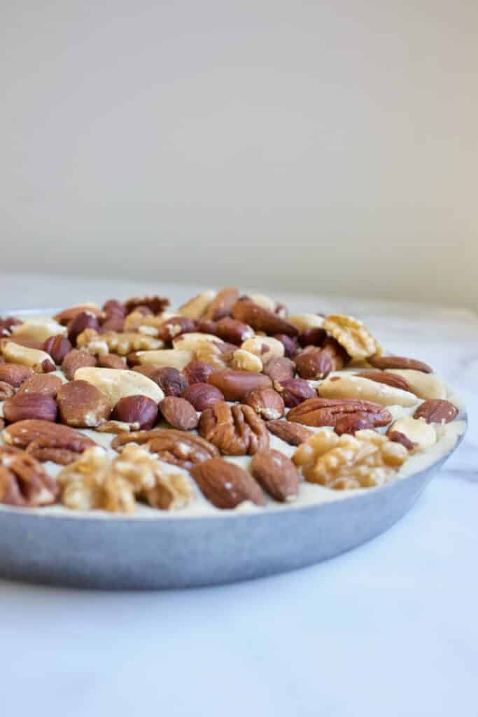 ongebakken boterkoek met noten in de bakvorm