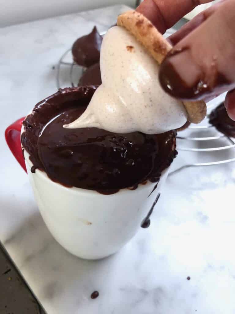 chocolade meringue dippen in chocolade