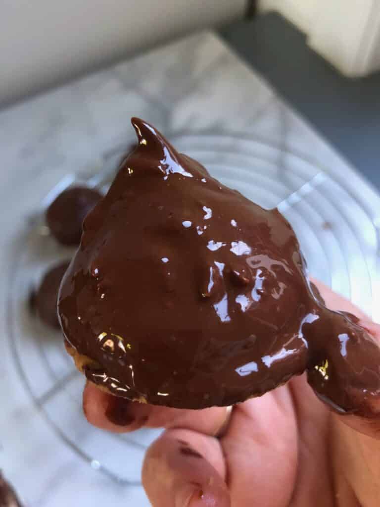 chocolade meringue dippen in chocolade