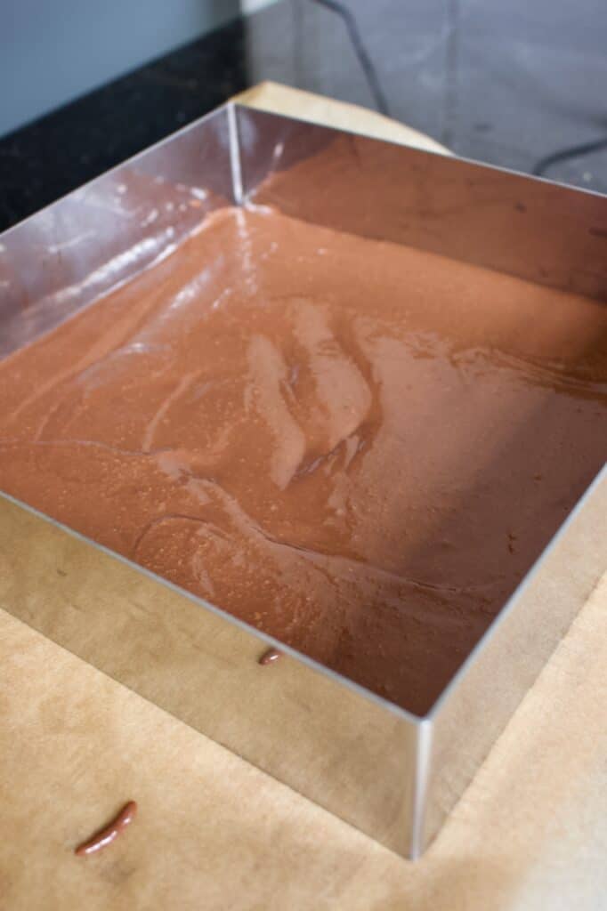 chocolade praline in een vierkante bakring