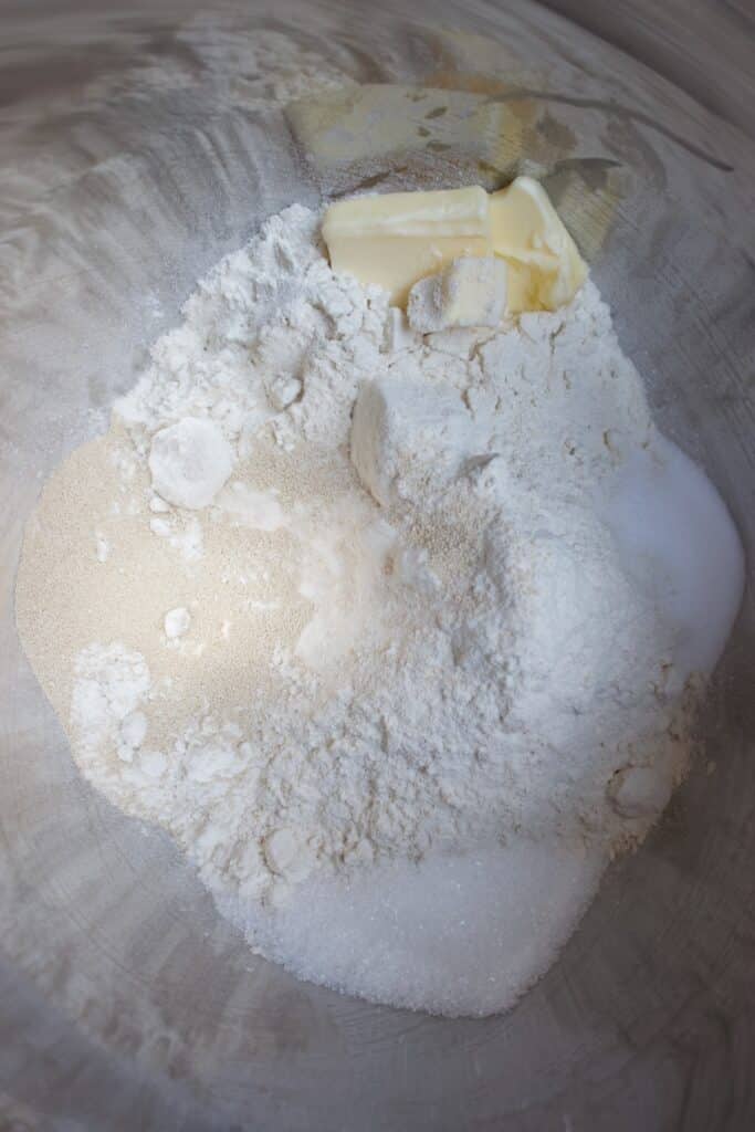 basisingredienten voor het deeg van een Vlaamse crèmekoek: bloem, suiker, gist, zout