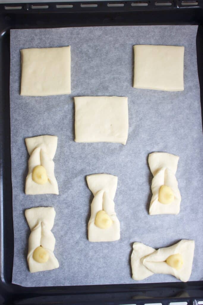 deeg voor een Vlaamse crèmekoek op de bakplaat in de vormen vierkant en rechthoekig, gedraaid.