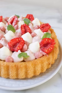 zomerse frisse taart met lemoncurd en frambozen crème