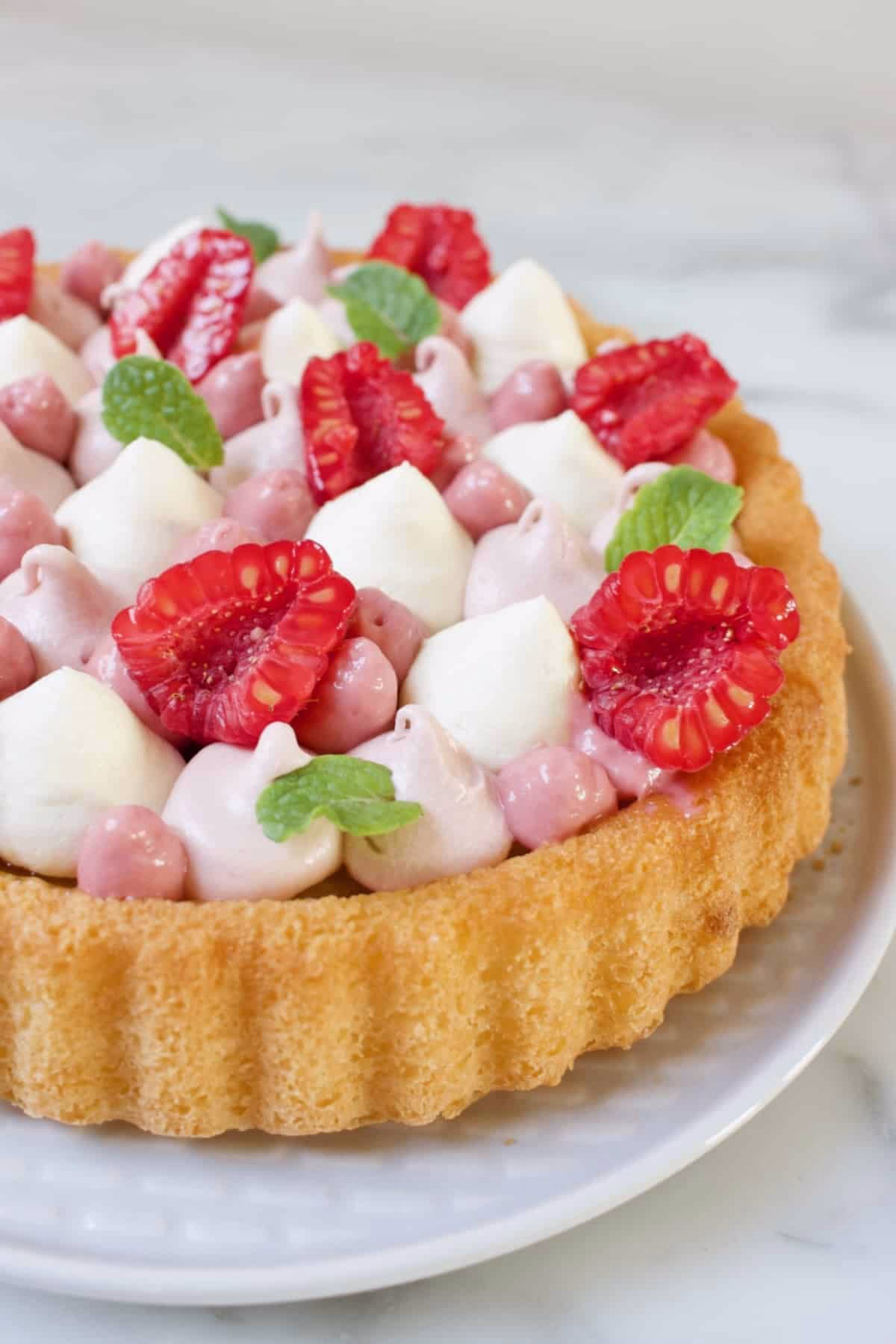 zomerse frisse taart met lemoncurd en frambozen crème