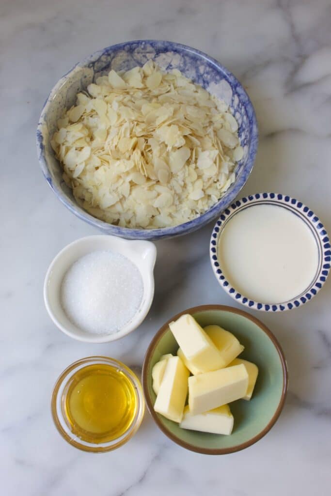 ingredienten voor de amandellaag van een bienenstich