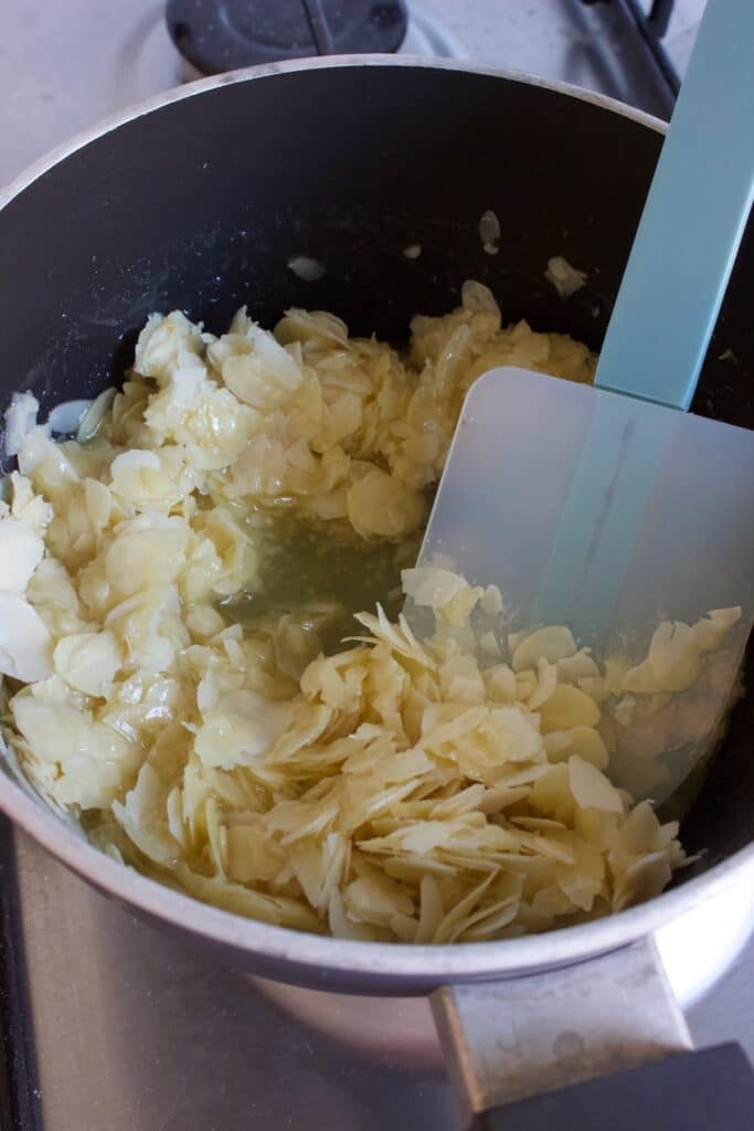 amandelen met boter en suiker in een steelpan verwarmen