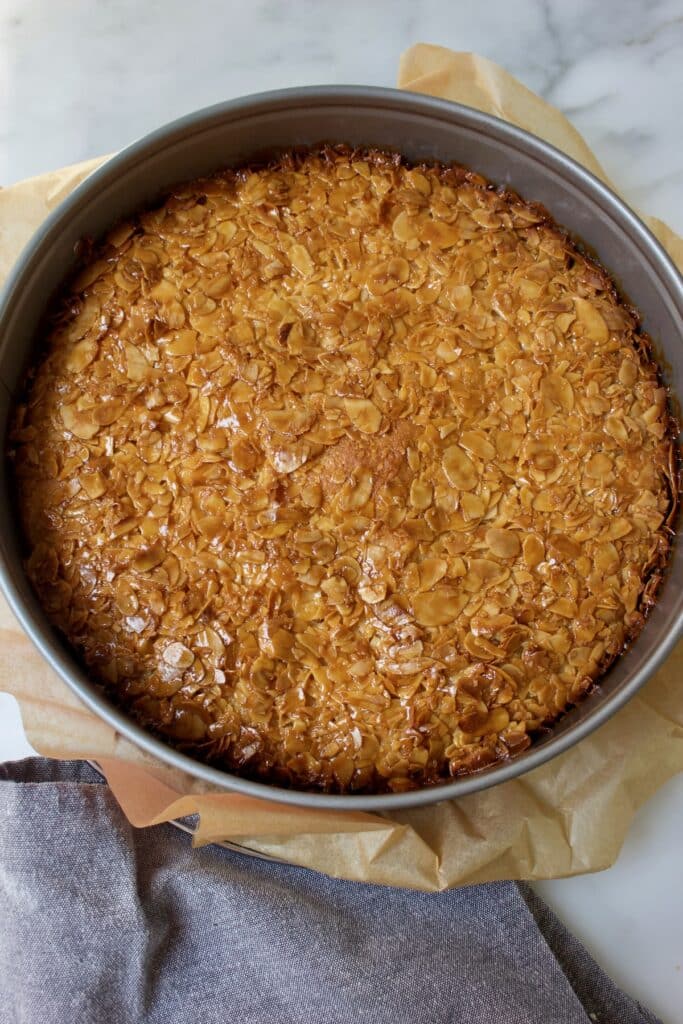 gebakken bienenstich in een springvorm