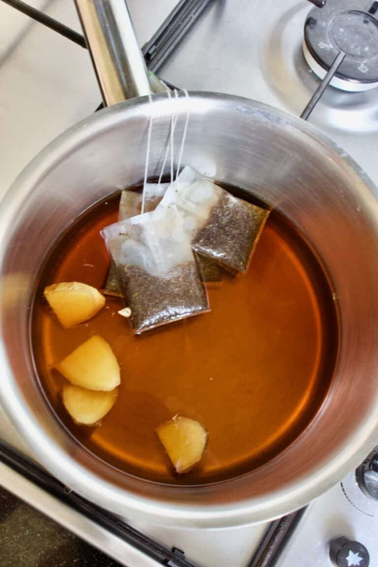 chai-traditionele-indiase-melkthee-maken-patesserie