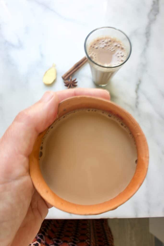chai masala in een terracotta potje