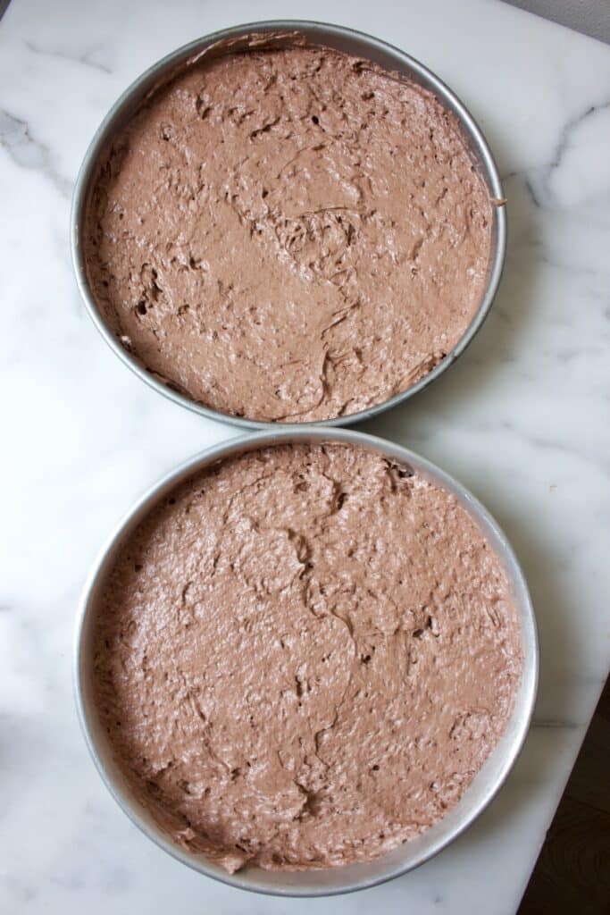 chocolade biscuit beslag in twee bakvormen