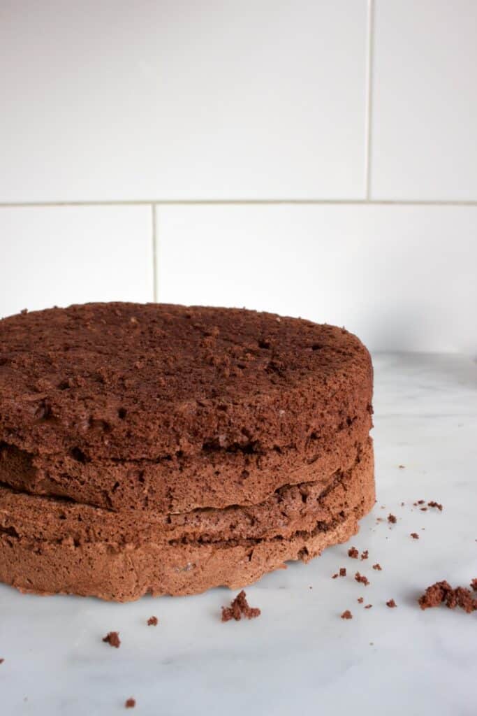 doorgesneden chocolade biscuit in vier lagen