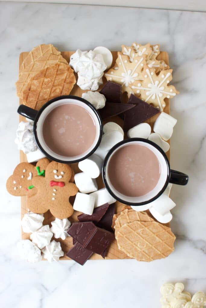 hot chocolate board, een zoete borrelplank met chocolade melk en toppings als koekjes, marshmallow, chocoladebrokken