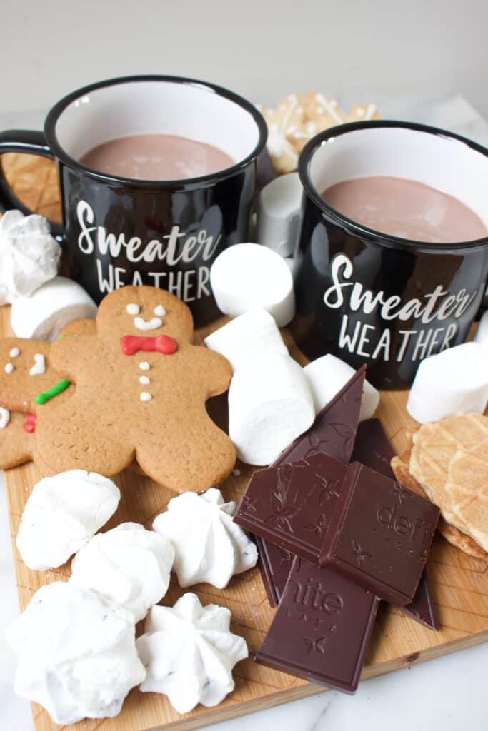 hot chocolate board, een zoete borrelplank met chocolade melk en toppings als koekjes, marshmallow, chocoladebrokken