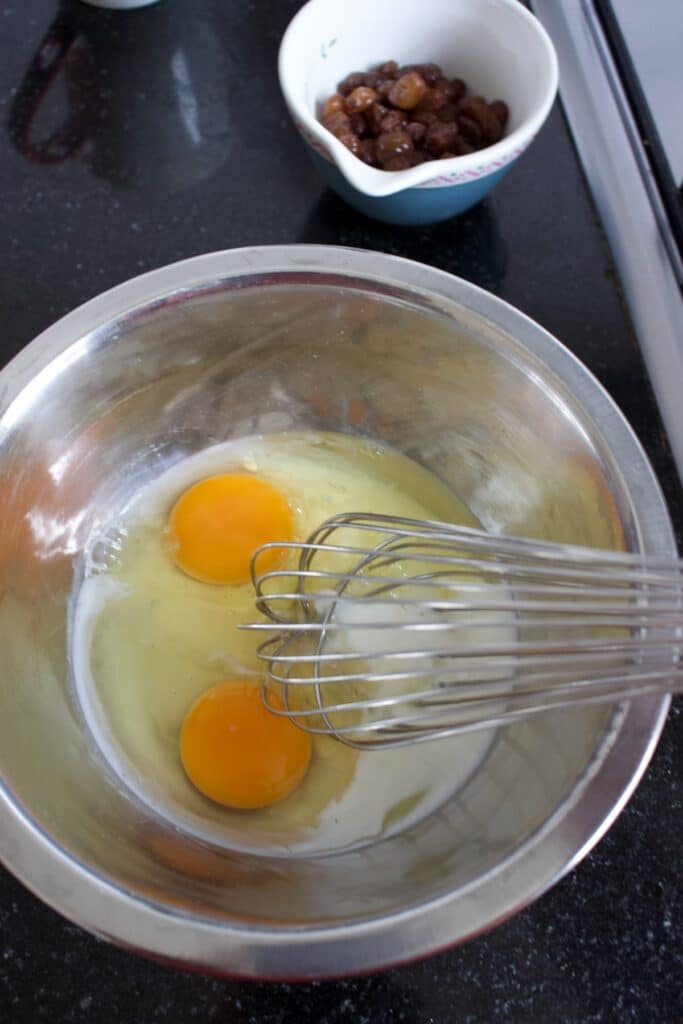 Kom met eieren, melk, maizena en suiker als bindingsbasis voor pudding