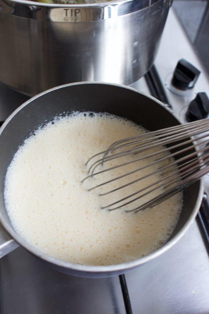 Melk koken in een steelpan