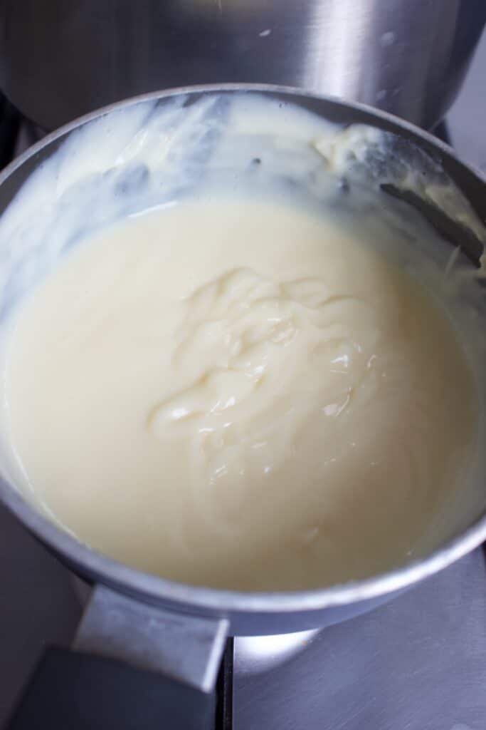 Gekookte en gebonden vanille pudding in een steelpan