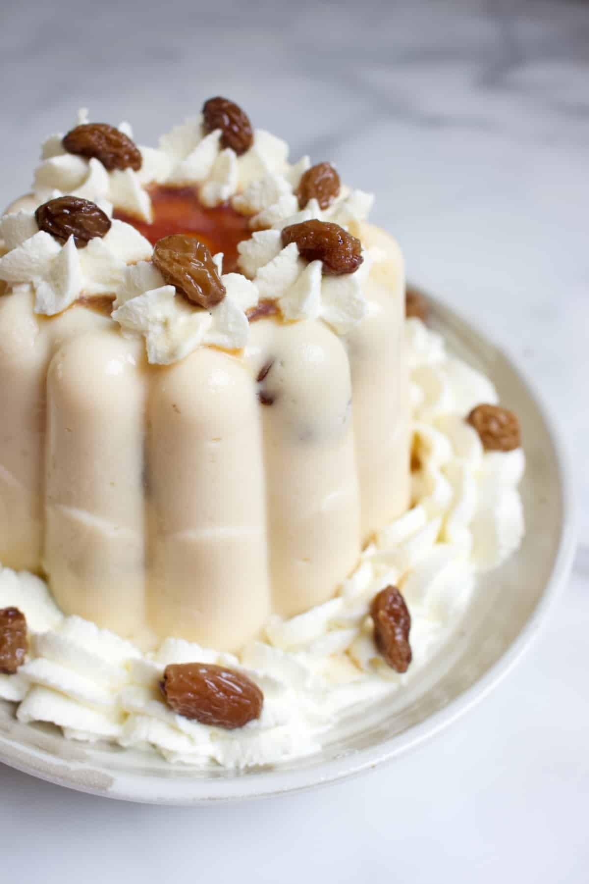 Vanille pudding met boerenjongens erin in. Rondom en erboven op gedecoreerd met slagroom toefjes en losse boerenjongens sultanaat