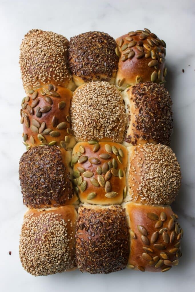 gebakken breekbrood met zaden en pitten op de verschillende broodjes (sesamzaad, lijnzaad en pompoenpitten)