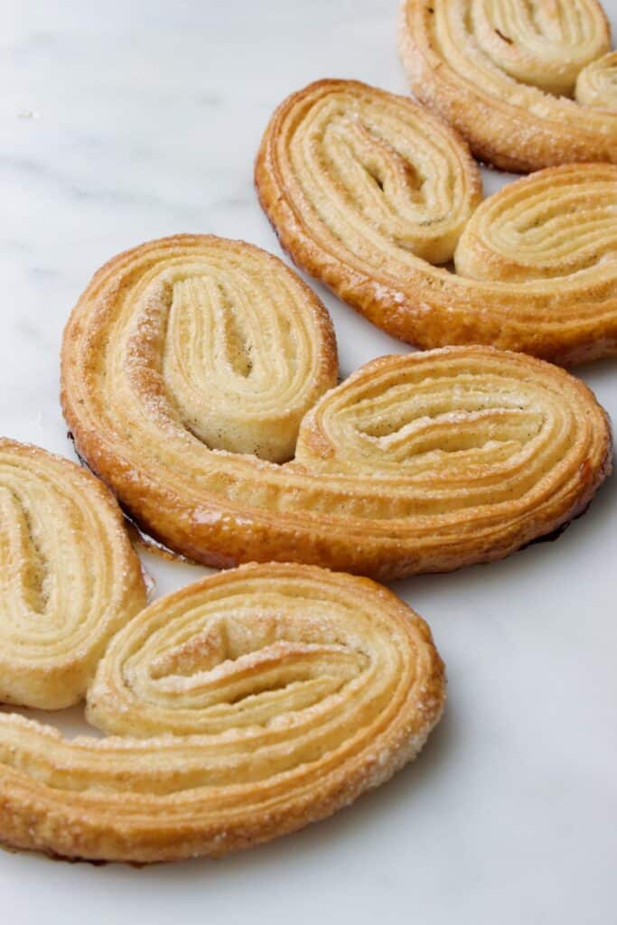 vier vanille palmiers (krokante bladerdeeg vlinderkoekjes) op een rij