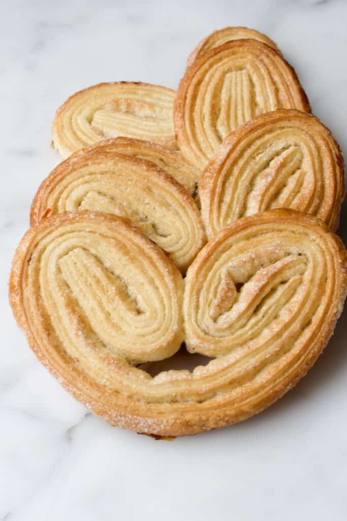Drie vanille palmiers (krokante bladerdeeg vlinderkoekjes) op een rij