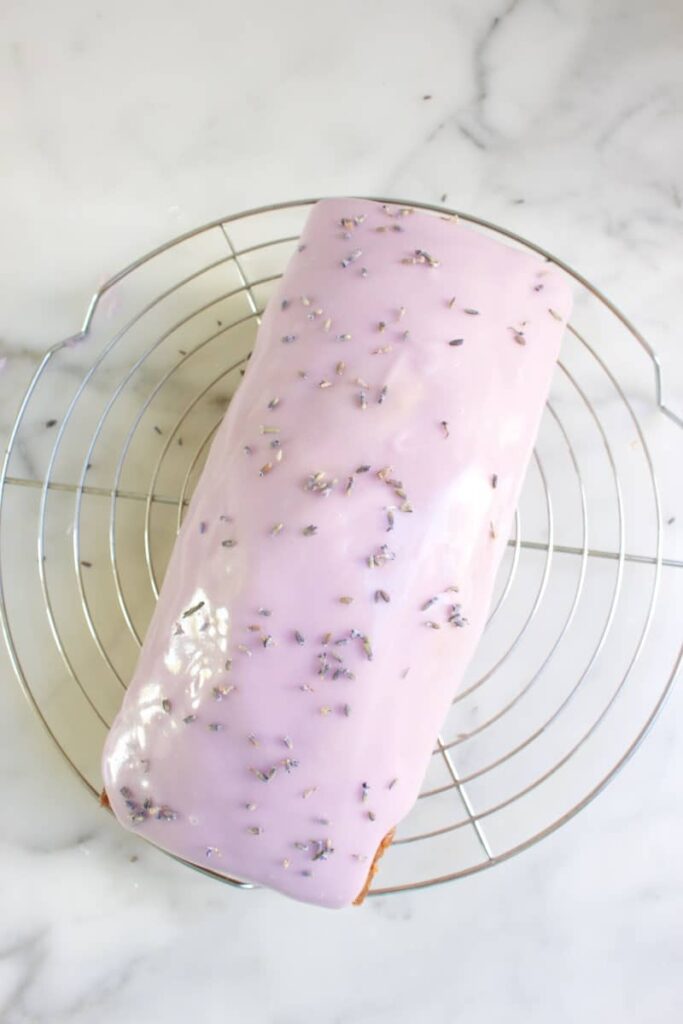 citroencake met lavendel op een taartrooster
