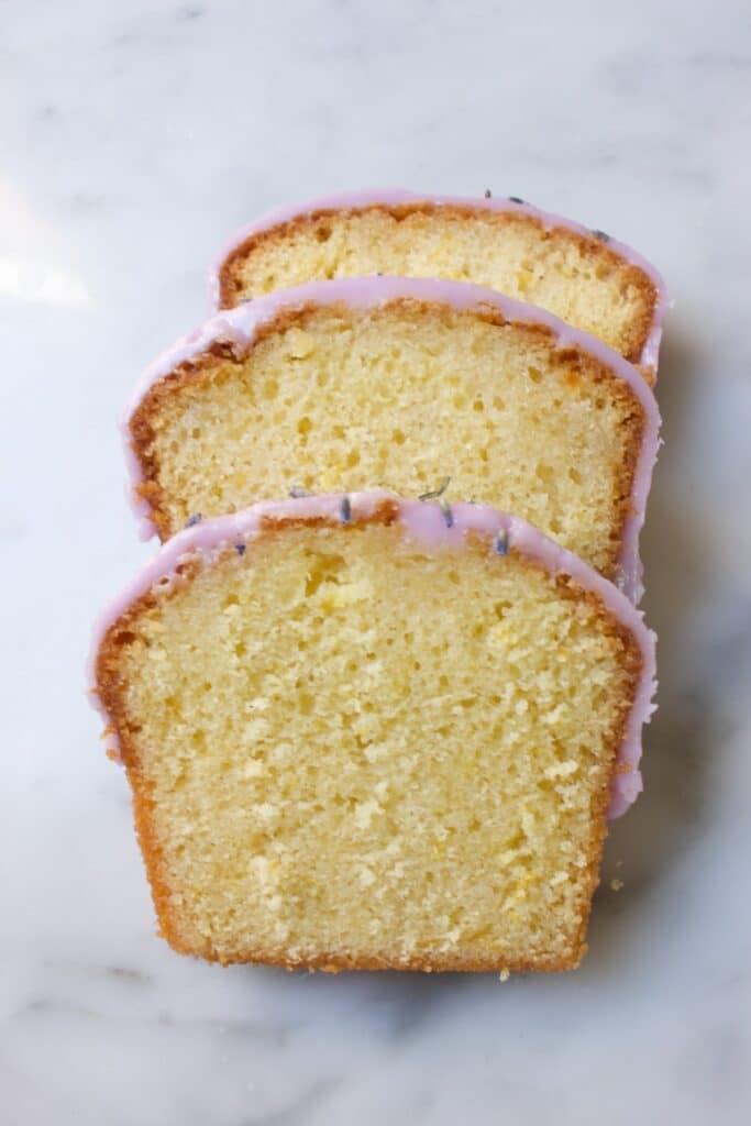 Drie plakjes citroencake met lavendel glazuur aan de bovenkant