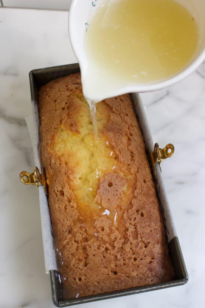 citroensiroop schenken over de ingeprikte cake