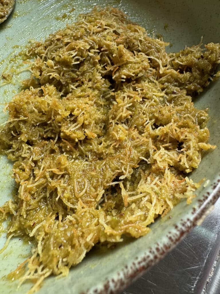 gebakken kadayif vermengd met pistache pasta