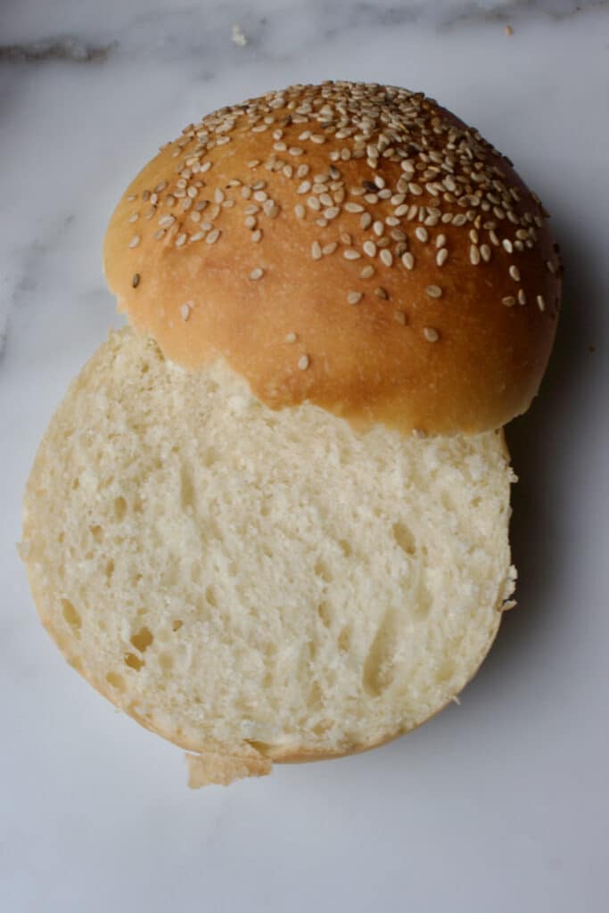 een hamburgerbroodje welke doormidden gesneden is zodat deze belegd kan worden