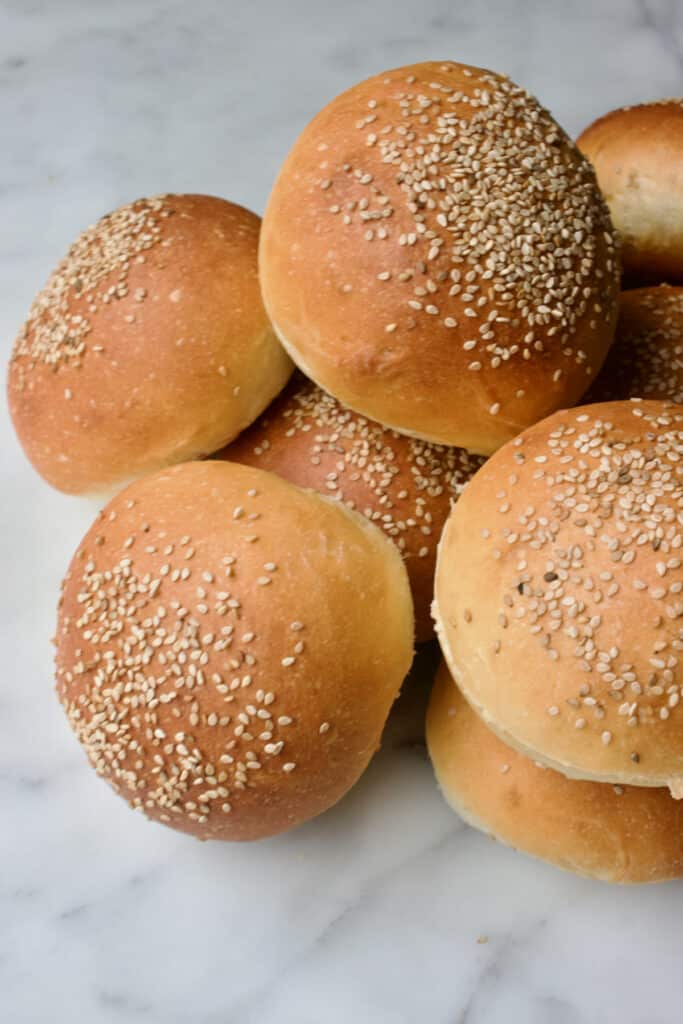 een stapel hamburgerbroodjes